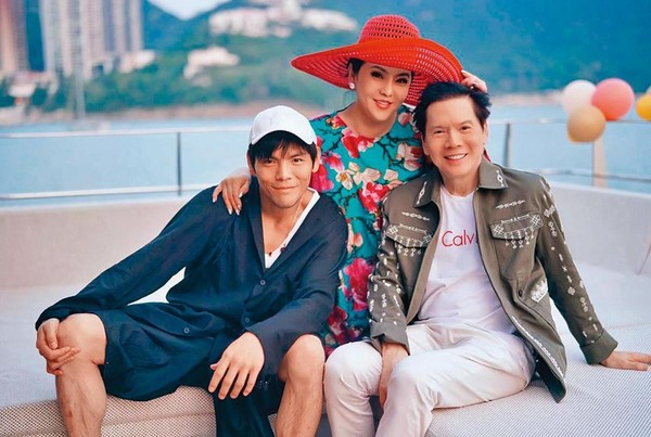 向華強（右）是香港娛樂圈的千億大佬，向太（中）則是郭碧婷與兒子向佐（左）之間的要角，發言權幾乎掌握在她手上。