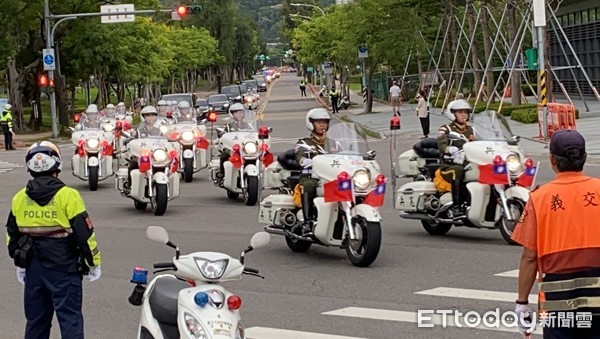 ▲▼李登輝今奉安禮拜！全國公務機關降半旗一天　福林路、中山北路口今早現況。（圖／記者游宗樺攝）