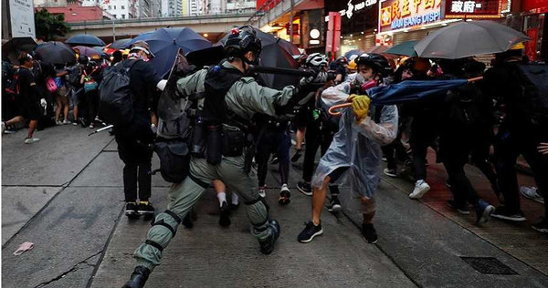 香港近年爆發多次「反送中」街頭抗爭，局勢動盪讓不少港人憂心，也因此激發他們想移民來台的念頭。（圖／達志／路透）