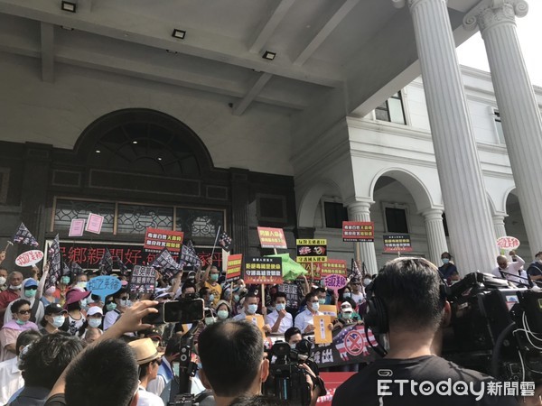 ▲▼高雄市議會場外出現四個陳抗團體。（圖／記者吳世龍攝）