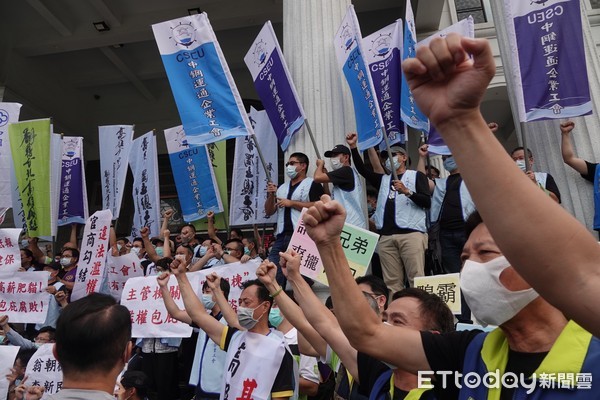 ▲▼高雄市議會場外出現四個陳抗團體。（圖／記者吳世龍攝）
