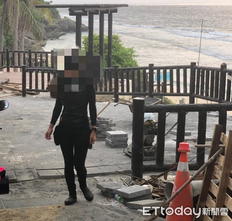 ▲▲女遊客自行浮出水面，讓海巡署第5岸巡隊杉福安檢所等搜救人員鬆了一口氣            。（圖／記者陳崑福翻攝）