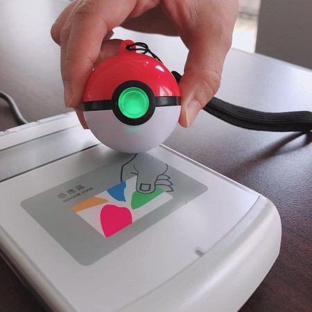 「3D寶貝球悠遊卡」過卡時會亮起綠燈。（翻攝自悠遊卡公司官網）