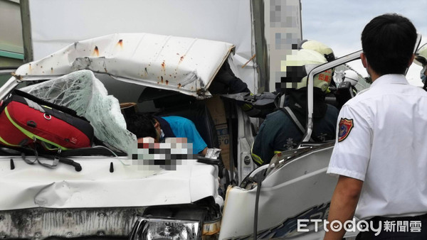 快訊 北市建國高架小貨車車禍 車頭全爛 駕駛全身血卡車內 Ettoday社會新聞 Ettoday新聞雲