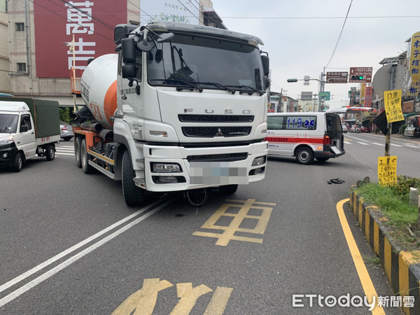 ▲屏東縣麟洛鄉成功路與中山路口發生水泥車擦撞腳踏車事故，救護人員捲入車底男子救出送醫              。（圖／民眾提供）