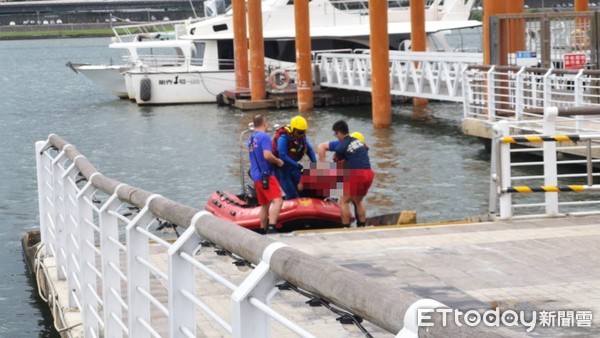 ▲▼台北橋下7日下午一名男性漂浮於海上，消防獲報即到場搶救。（圖／記者黃彥傑攝）