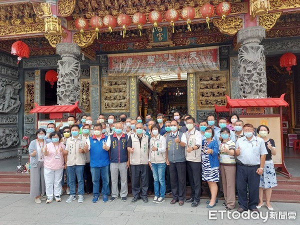 ▲台南市民政局長顏振標，為祈願國慶焰火順利圓滿成功，率領市府人員、安平區長賴青足等人，向安平開台天后宮、安平觀音亭眾神明上香祈求國慶焰火平安圓滿。（圖／記者林悅翻攝，下同）