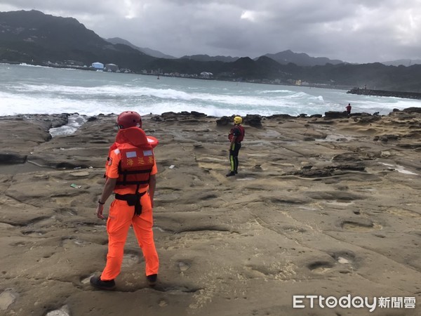 ▲▼象鼻岩岸際尋找釣點…2釣客凌晨失足落海！警消持續搜救中。（圖／記者郭世賢翻攝）