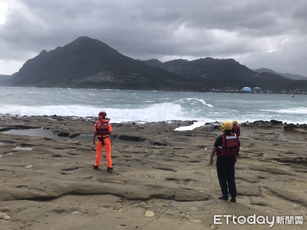 ▲▼象鼻岩岸際尋找釣點…2釣客凌晨失足落海！警消持續搜救中。（圖／記者郭世賢翻攝）