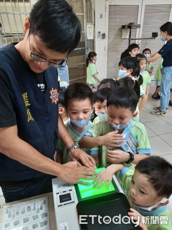 ▲校外參訪竹北警分局　小小幼童Q萌新體驗。（圖／記者陳凱力翻攝）