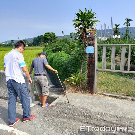 ▲雲林70歲老翁穿雨鞋拄拐杖摸黑偷竊酪梨。（圖／記者唐詠絮翻攝）