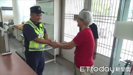 ▲雲林70歲老翁穿雨鞋拄拐杖摸黑偷竊酪梨。（圖／記者唐詠絮翻攝）