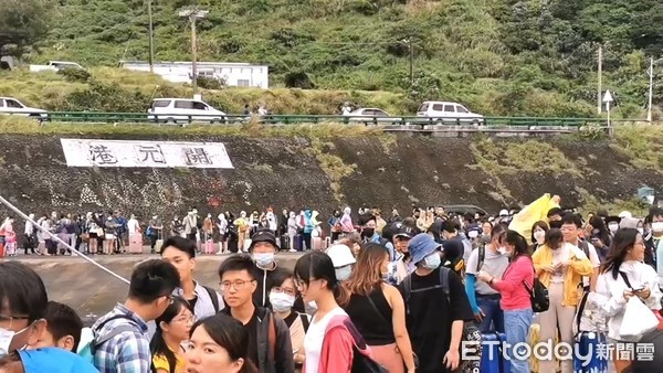 ▲蘭嶼關島兩日，今8日恢復船班，千名遊客一早擠爆港口等搭船。（圖／民眾阿勒本提供）