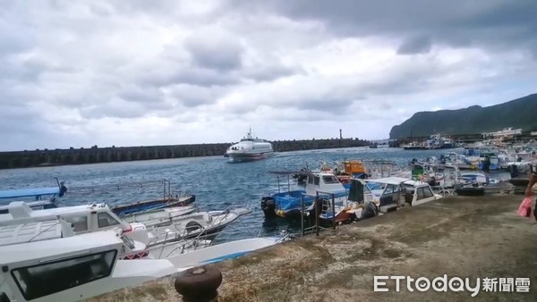 ▲蘭嶼關島兩日，今8日恢復船班，千名遊客一早擠爆港口等搭船。（圖／民眾阿勒本提供）