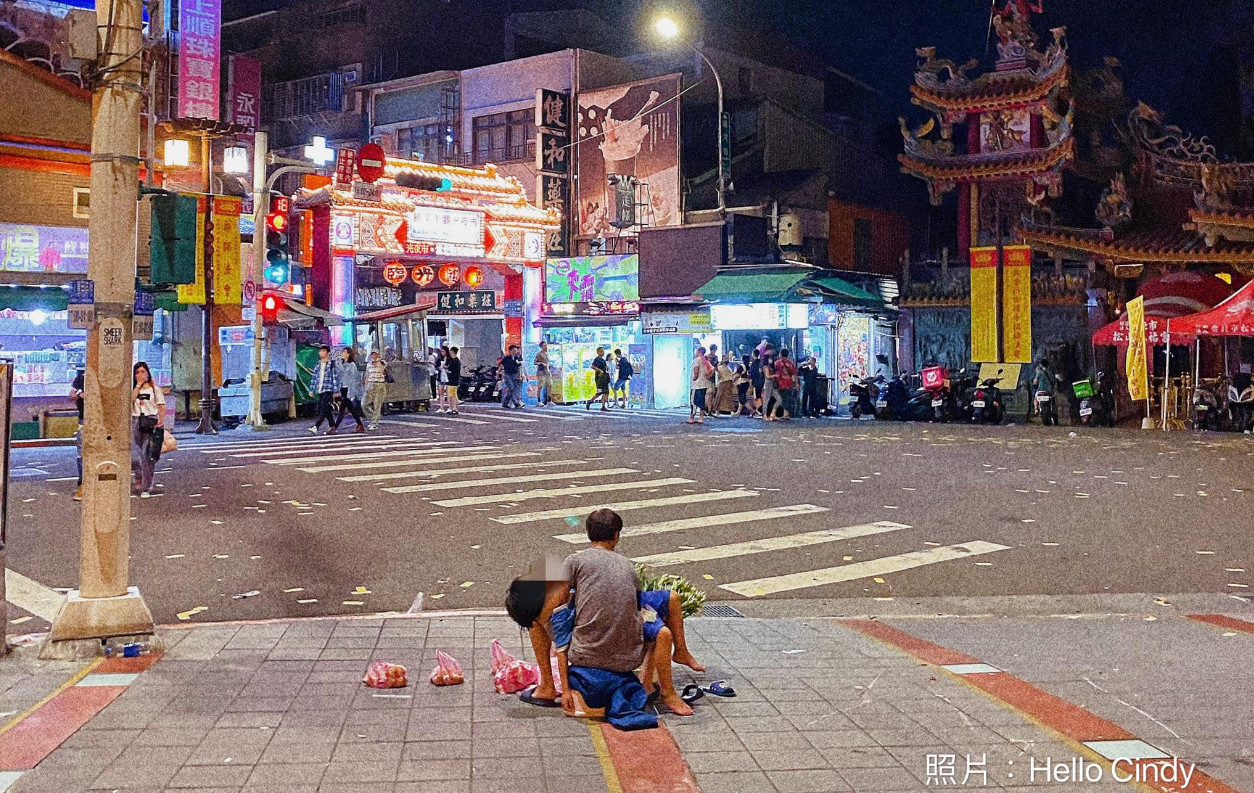 ▲▼饒河夜市擺攤到凌晨...8歲兒「累倒癱爸懷中」　新北社會局回應。（圖／翻攝自臉書粉專／Hello Cindy）