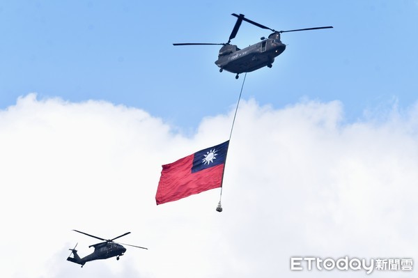 ▲▼109年度國慶大會預演,國軍CH-47SD吊掛巨幅國旗通過會場。（圖／記者李毓康攝）