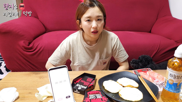 ▲飼主拍吃播突流淚！　「超萌嘉賓」急探頭關心...下秒忍不住吐舌。（圖／翻攝自YouTube／[햄지]Hamzy）