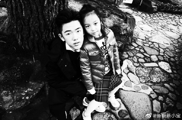 ▲趙薇20歲繼子女友曝光　身材「超兇」甜蜜慶生手上有亮點。（圖／翻攝自微博）