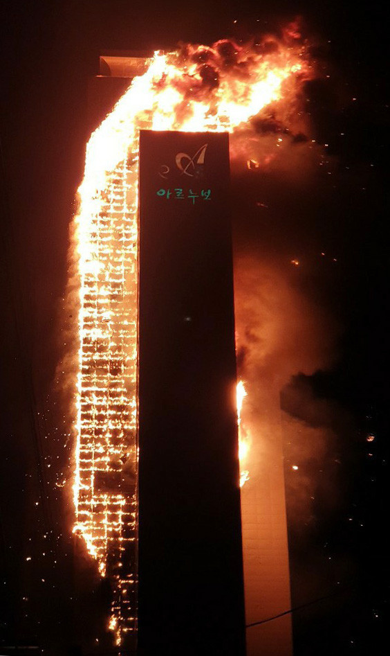 ▲▼南韓蔚山市一棟住商混合大樓然起巨焰，宛如發爐的黃金吉拿棒。（圖／達志影像）