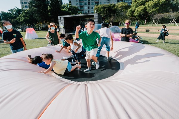 ▲新竹公園圓形廣場的「泡泡遊戲場」。（圖／新竹市政府提供）