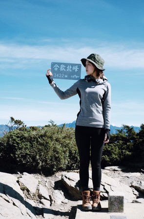 ▲項婕如解鎖合歡北峰，彩虹雲美景似「神之鄉」。（圖／群星提供）