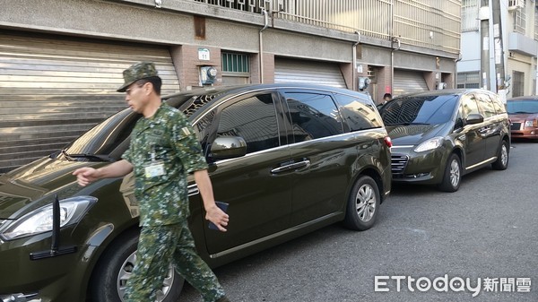 ▲▼金門戰車翻覆不幸死亡的上士林凱強家屬在軍方人員陪同下前往空軍基地搭機             。（圖／記者吳奕靖攝）