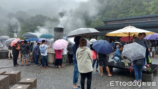 ▲▼國慶連假首日，宜蘭熱車景點清水地熱遊客爆量，9日上午近10許均採取車輛一出一進管制。。（圖／記者游芳男翻攝，下同）