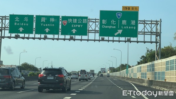 ▲國道1號彰化南下路段上午塞車。（圖／記者唐詠絮翻攝）