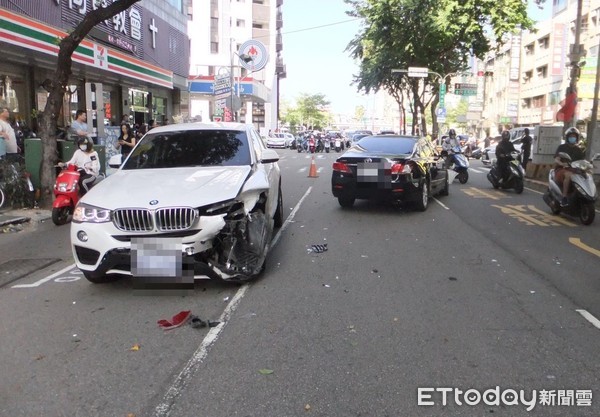 ▲▼TOYOTA路口迴轉未禮讓直行車，與BMW X4碰撞。（圖／民眾提供）