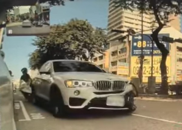▲▼TOYOTA路口迴轉未禮讓直行車，與BMW X4碰撞。（圖／翻攝臉書社團「重機車友▕ 各區路況、天氣回報中心」）