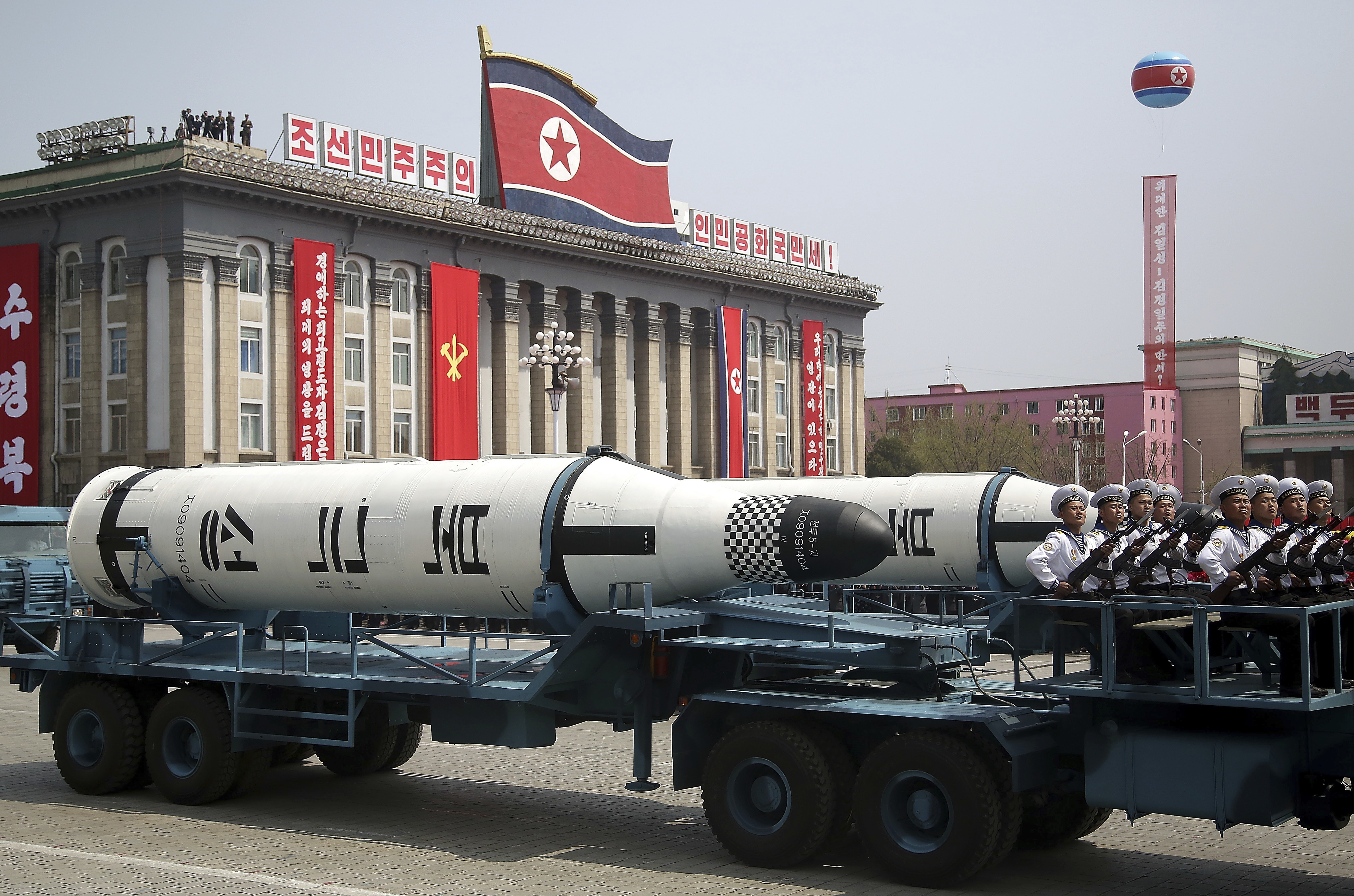 ▲▼北韓曾在2017年太陽節閱兵儀式上公開新型洲際彈道飛彈。（圖／達志影像／美聯社）