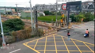 ▲台中一對情侶疑似吵架，男子竟然負氣騎機車硬闖平交道。（圖／民眾提供）