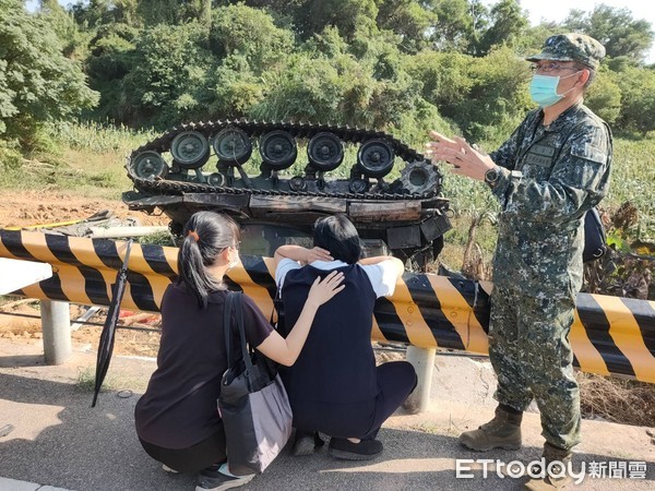 ▲▼金門殉職車長林楷強家屬前往失事現場招魂。(圖／記者林名揚翻攝）