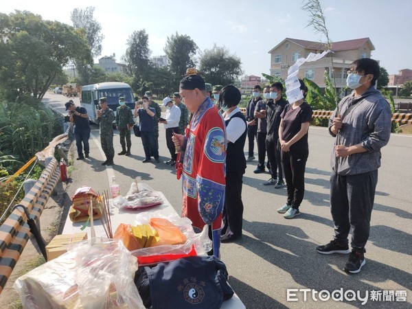 ▲▼金門殉職車長林楷強家屬前往失事現場招魂。(圖／記者林名揚翻攝）