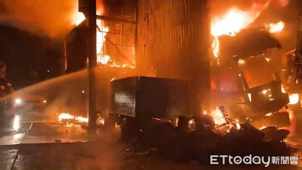 ▲▼9日暗夜，宜蘭龍德工業區一工廠遭大火夜襲。（圖／記者游芳男翻攝，下同）
