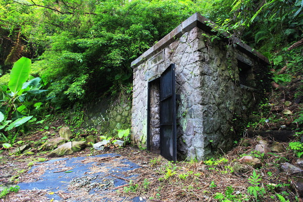 ▲▼陽明山世界級祕境！「藍寶石泉」首度開放　絕美淡藍湧泉曝光。（圖／文化局）