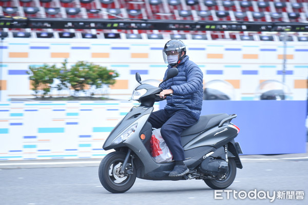 ▲109年國慶大會，民眾下班騎車誤闖。（圖／記者林敬旻攝）