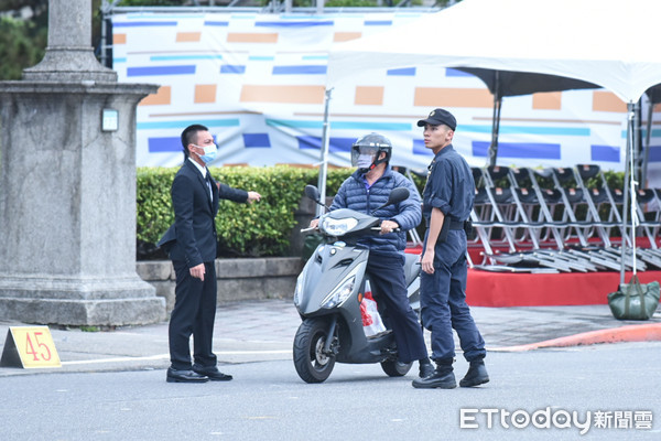 ▲109年國慶大會，民眾下班騎車誤闖。（圖／記者林敬旻攝）