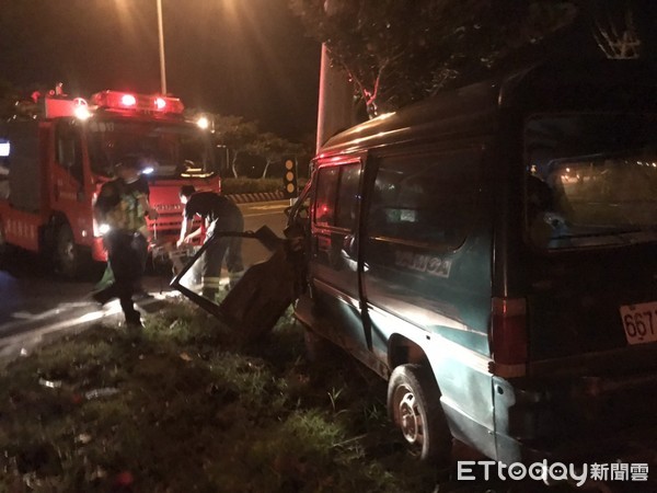 ▲屏東縣恆春發生箱型車自撞電桿車禍，4人受傷             。（圖／記者陳崑福翻攝）