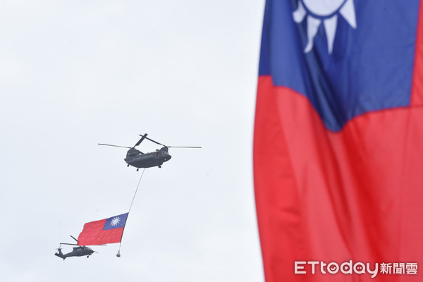 ▲109年國慶大會，CH-47直升機懸吊國旗入場。（圖／記者林敬旻攝）