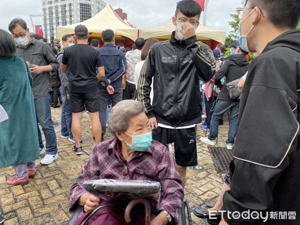 ▲▼民眾湧入市民廣場領取線上登記成功的嗡嗡包。（圖／記者袁茵攝）