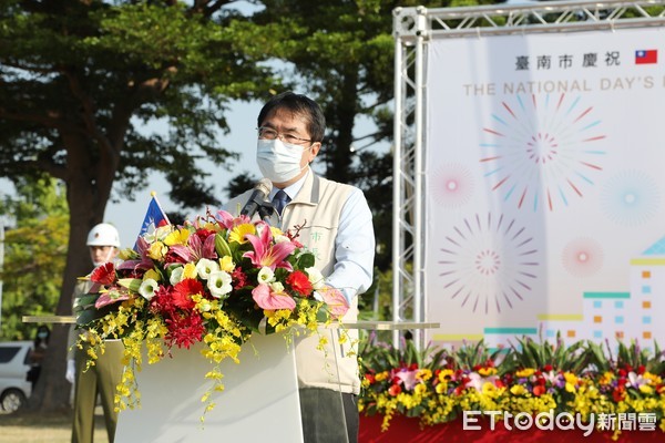 ▲台南市政府舉辦「台南市慶祝2020年雙十國慶升旗典禮」，市長黃偉哲率領市府團隊，立委陳亭妃，以及台南市議長郭信良也偕同市議員李鎮國等人與市民朋友出席升旗典禮。（圖／記者林悅翻攝，下同）