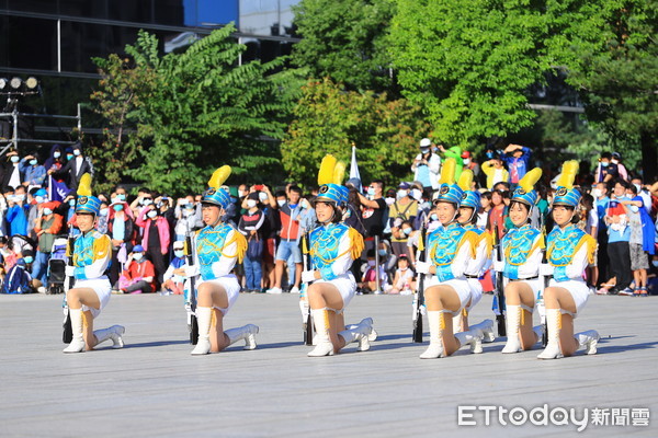 ▲台中國慶典禮湧兩萬人，捷運綠線市政府站也首度開箱。（圖／記者游瓊華攝）