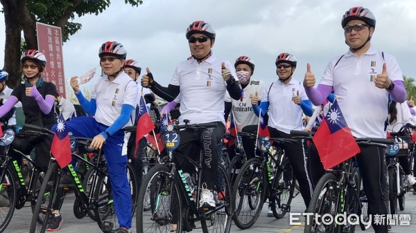 ▲新北熱血迎國慶 侯友宜率隊騎力國旗單車40km。（圖／新北市民政局提供）