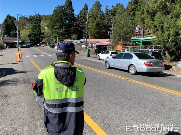 ▲▼合歡山武嶺雙十國慶日湧車潮，警方現場實施交管，並取締違停。（圖／警方提供）