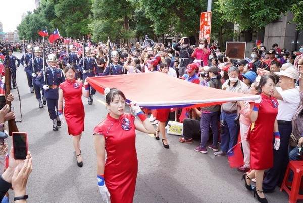 ▲持續26年不間斷，桃園國旗屋升旗典禮成觀光亮點。（圖／市議會提供）