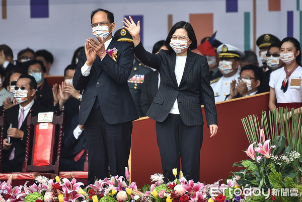 ▲▼109年國慶大會,蔡英文總統與立法院長游錫堃向防疫英雄車隊揮手致意。（圖／記者李毓康攝）