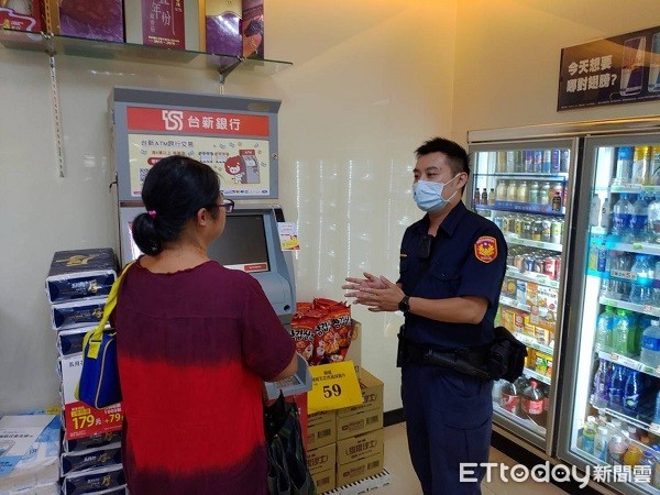 ▲▼謝女聽取員警說明詐騙案例後打銷操作ATM並感謝警方。（圖／楊梅警分局提供）