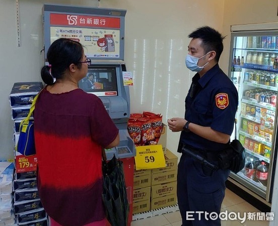 ▲▼謝女聽取員警說明詐騙案例後打銷操作ATM並感謝警方。（圖／楊梅警分局提供）