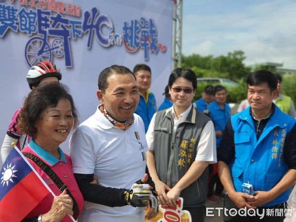 ▲新北熱血迎國慶 侯友宜率隊騎力國旗單車40km。